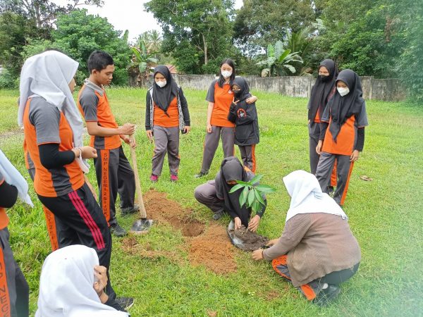 Hari Tanpa Kendaraan Adiwiyata SMP Negeri 2 Sijuk dan Upacara Hari Pendidikan Nasional di SMP Negeri 2 Sijuk
