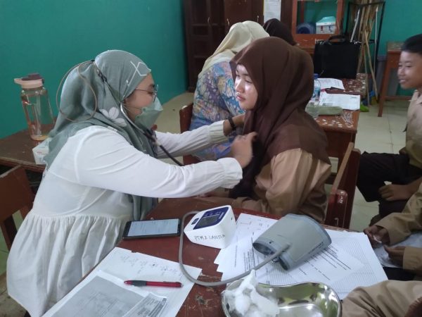 KEGIATAN PENJARINGAN DAN PEMERIKSAAN BERKALA PESERTA DIDIK OLEH UPT PUSKESMAS TANJUNG BINGA DI SMPN 2 SIJUK