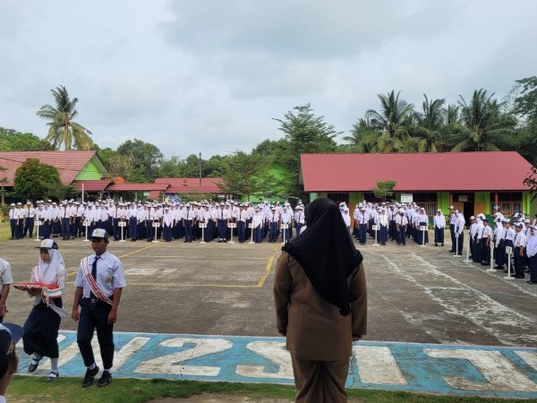 SMP Negeri 2 Sijuk Laksanakan Upacara Bendera Pertama pada Semester Genap Tahun Pelajaran 2022/2023