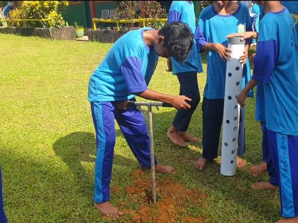 Pembuatan Budikdamber dan Biopori dalam Program Adiwiyata SMP Negeri 2 Sijuk