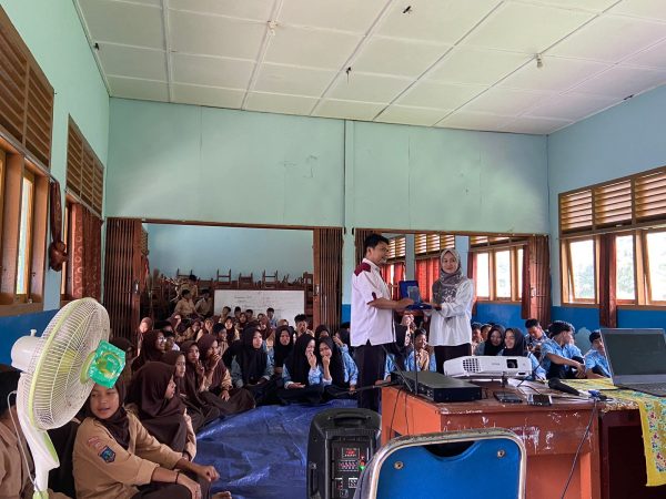 SMKN 1 Sijuk dan SMPN 2 Sijuk Bersatu Demi Pelestarian Mangrove