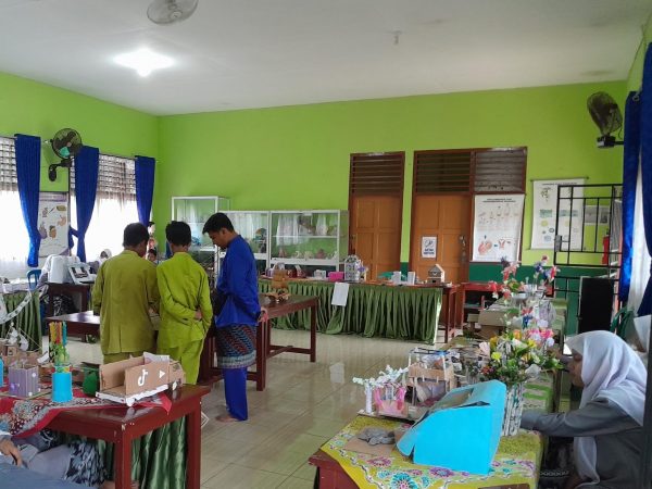 Gelar Karya Pemanfaatan Sampah Daur Ulang Kertas: Menuju Produk Kerajinan Bernilai Ekonomis dan Ramah Lingkungan