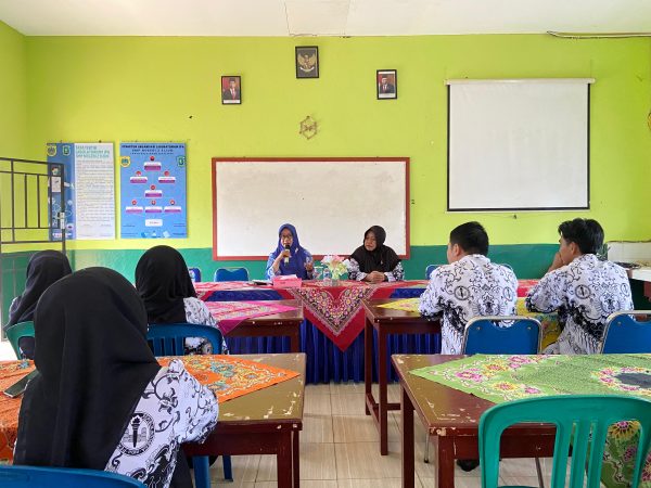 Pengawas Sekolah Ibu Nuraini Berkunjung ke SMPN 2 Sijuk Menjelang Hari Pendidikan Nasional