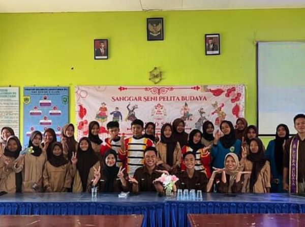 Kunjungan Sanggar Seni Pelita Budaya ke SMP Negeri 2 Sijuk Kunjungan Sanggar Seni Pelita Budaya ke SMP Negeri 2 Sijuk